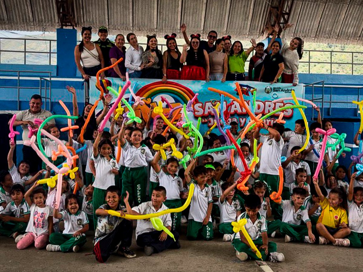 PoliciaStander's tweet image. 👮‍♀️ En #SanAndres, la #PoliciaComunitaria compartió con niños y niñas una jornada llena de alegría, juegos y recreación, fortaleciendo la confianza y los lazos con la comunidad.
🤝💙 #JuntosPorLaNiñez #DiosYPatria
