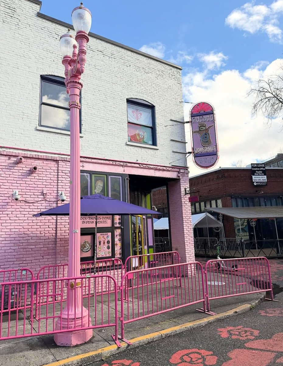 hjhennen's tweet image. to all those who never warned me about flying with a hangover; we are enemies for life

very first thing on the portland agenda; voodoo donuts

cures all 
#PDX