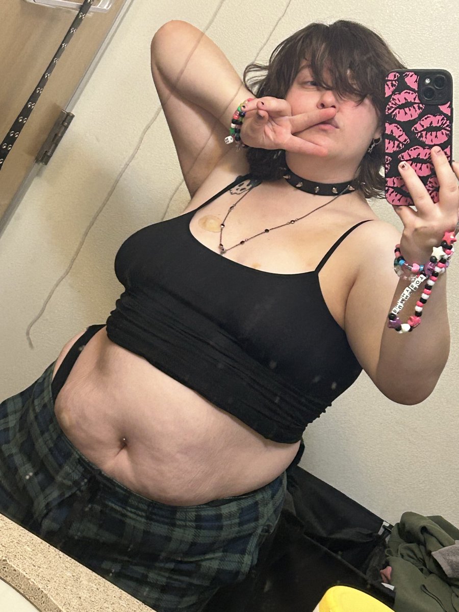 xXpuppycideXx's tweet photo. sneaking in the bathroom at friends houses to take cutie selfies :33 https://t.co/Qg2NGkD3Wy