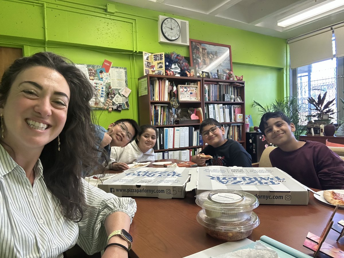 Franciii500's tweet image. Appreciative, overjoyed, and grateful! Thank you @PS55SI for all the ways you inspire kind, caring, collaborative progress. #PS55ShiningWithPride Thank you for making everyday special with your brilliant energy. #ProudPrincipal 💝