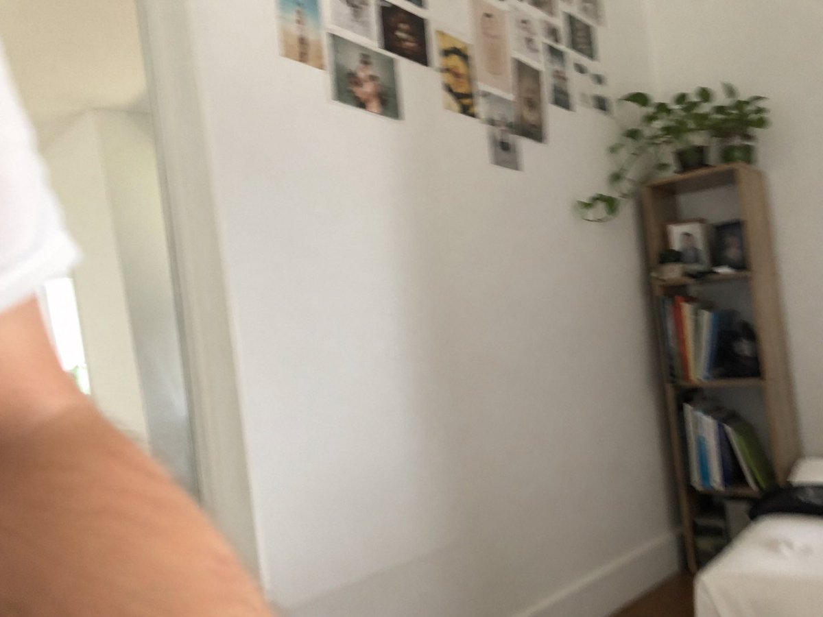 LesNews's tweet image. Ce prompt de #ChatGPT fait fureur sur les réseaux sociaux où des utilisateurs lui demandent de faire un selfie impromptu de lui même ⏩️⏩️résultats en photo