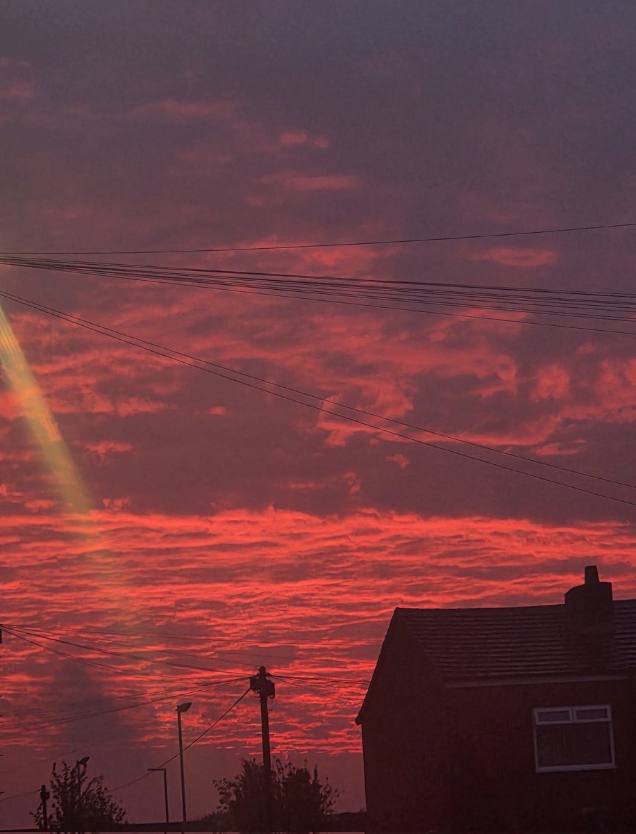 Chelleb66's tweet image. Fantastic sunset this evening 
😍 #sunset #urbanviews #rooftops #chimneypots #orangeskies #blue #grey #naturelovers #lovenature #nofiltersneeded
