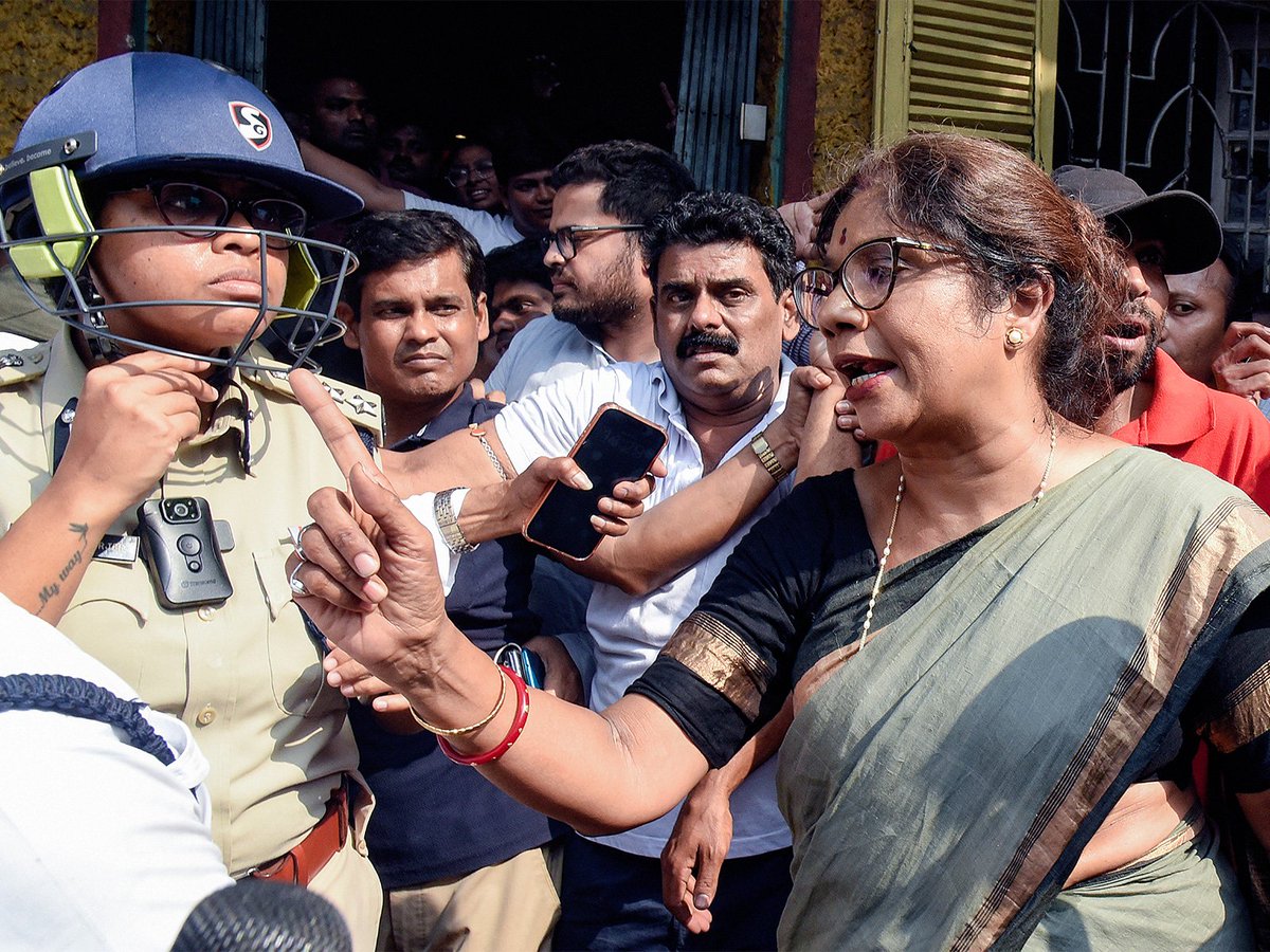 ani_digital's tweet image. "CCTVs going off in several strong rooms": TMC's Shashi Panja writes to Bengal CEO; warns of agitation

Read @ANI Story | aninews.in/news/national/…

#ShashiPanja #TMC #WestBengal #ChiefElectoralOfficer