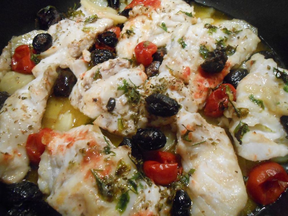 Claudestar2012's tweet image. #dinnertime: filetti di cernia con patate, pomodorini e olive in padella.
#wine: Grillo Sicilia.