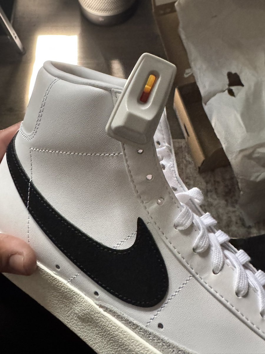RJ_Stylez's tweet photo. Really @Nike how do you ship things with security tags on the shoes. This is from a online order not even in store https://t.co/JDaUEQHDKg