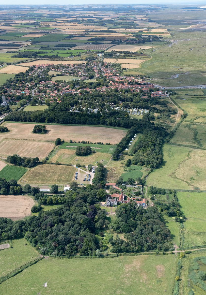 johnfielding001's tweet image. Wiveton Hall, near Blakeney, dates to the 17th century with later rebuilds c.1907. Set in parkland beside the Glaven valley. Beyond lies Blakeney, once a thriving medieval port, now silted marshland on the North Norfolk coast #WivetonHall #Blakeney #aerial #Norfolk