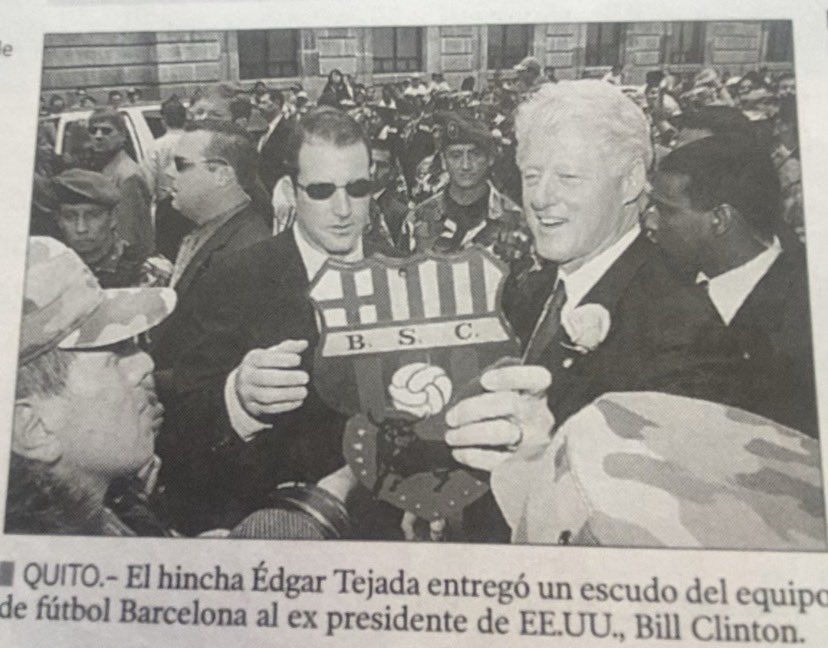 japazmi's tweet photo. El Sr. Edgar Tejada haciendo patria, entregándole el escudo de #BarcelonaSC a Bill Clinton en su visita a Quito en el año 2002. https://t.co/ayDZ059jTg