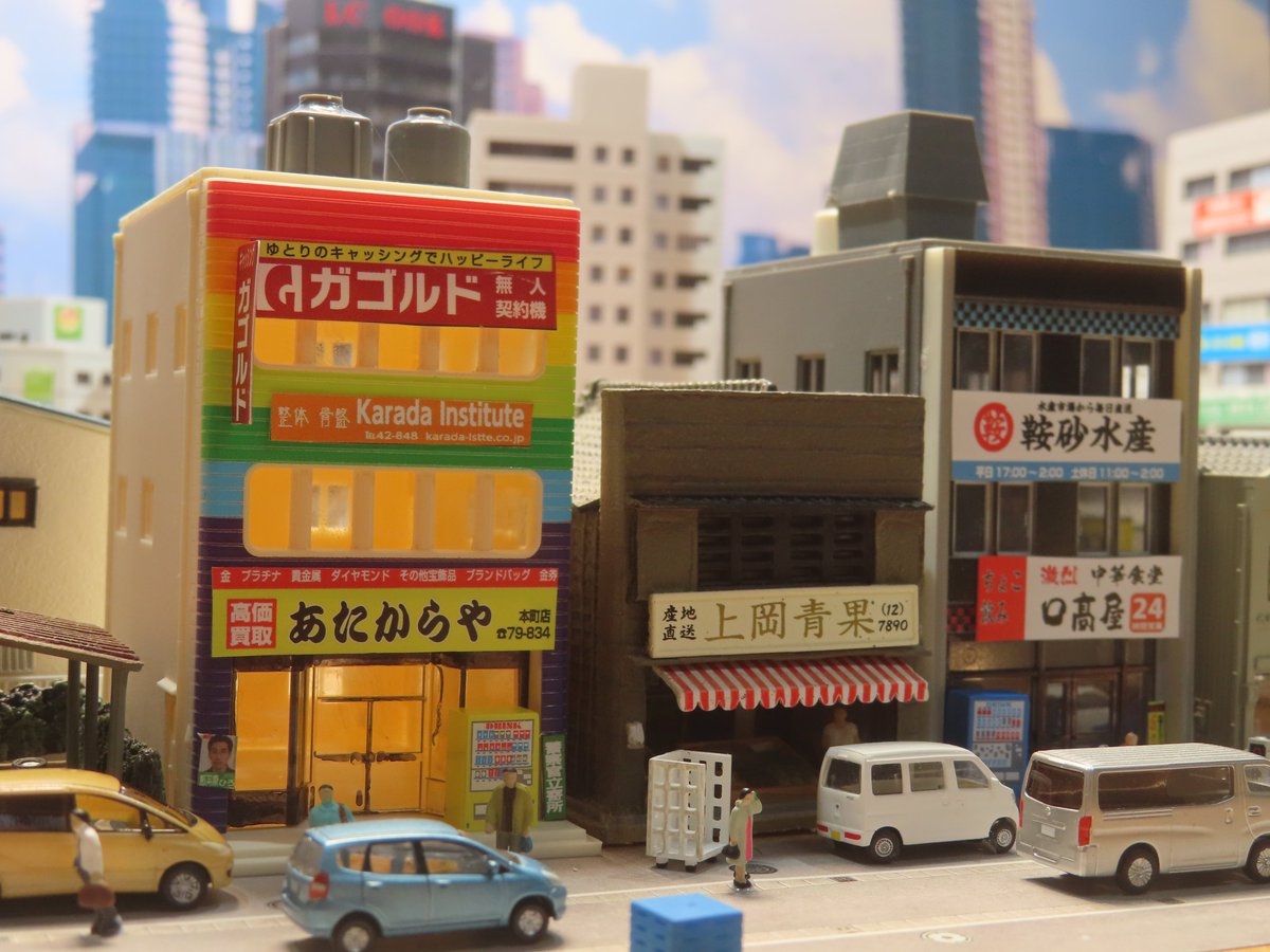 Sprout_but's tweet photo. ふきの芽のステッカーをグリーンマックス製ストラクチャーに貼付して表現した商店街の風景。Nゲージのディテールアップにお役立ていただけるステッカー各種は以下で販売中。

（amazon販売ページ）https://t.co/JbHWg63ynP
（Yahoo!販売ページ）https://t.co/qTe6BSS7e8 https://t.co/r04DuzsOo4