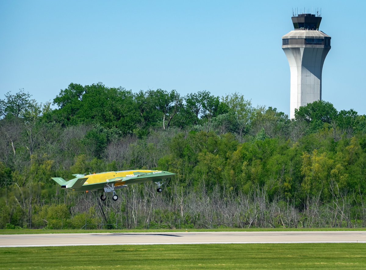 NAVAIRNews's tweet image. #ICYMI: The Navy’s MQ-25A #Stingray took its first flight April 25 at Boeing’s facility at MidAmerica Airport in Mascoutah, Ill. The MQ-25 is the Navy’s first operational carrier-based unmanned aircraft.

Photos courtesy of Boeing