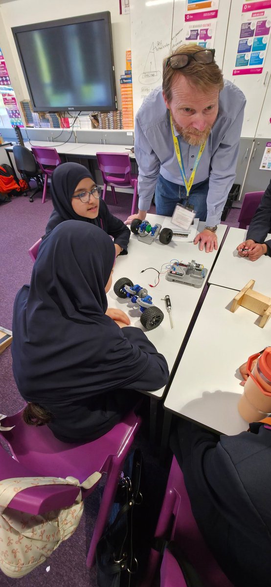 edengirlscov's tweet image. Year 7 were thrilled to take part in a workshop delivered by the excellent @Jaguar staff. An amazing experience for our budding engineers! #careers #STEM #WeAreStar