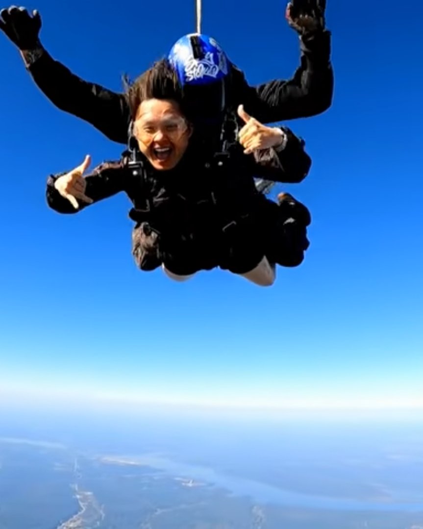 HCAhealthcare's tweet image. A fire left Bruce Hill with severe burns, grounding the #skydiving tradition he began after surviving a pivotal life moment. His @TriStarHealth surgeon, Dr. Tommy Tran, stepped in and made the jump for Bruce: bit.ly/4cFP0DE #PatientExperienceWeek