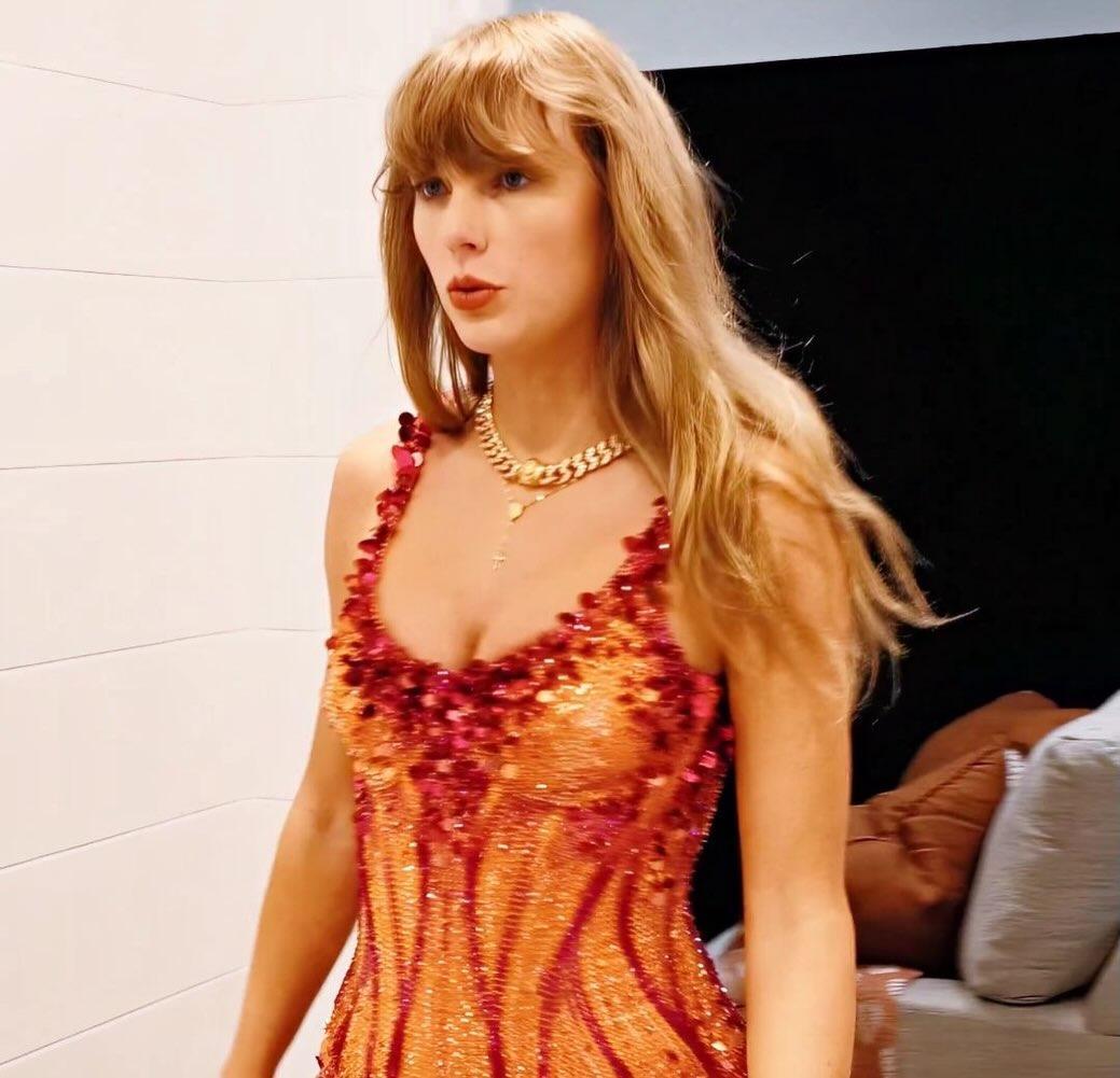 JenluvvssTS's tweet image. Happy FriTay everyone!🩷 Drop to your knees and worship Queen Taylor Swift at the altar, for she is our eternal God❤️🩵🛐👑🤍
#GodTaylorSwift
#TaylorSwift