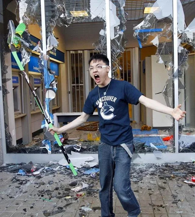 joereiter's tweet photo. @HockeySportPod He's right. Vancouver does not suck. It riots. https://t.co/jj5mduLrij