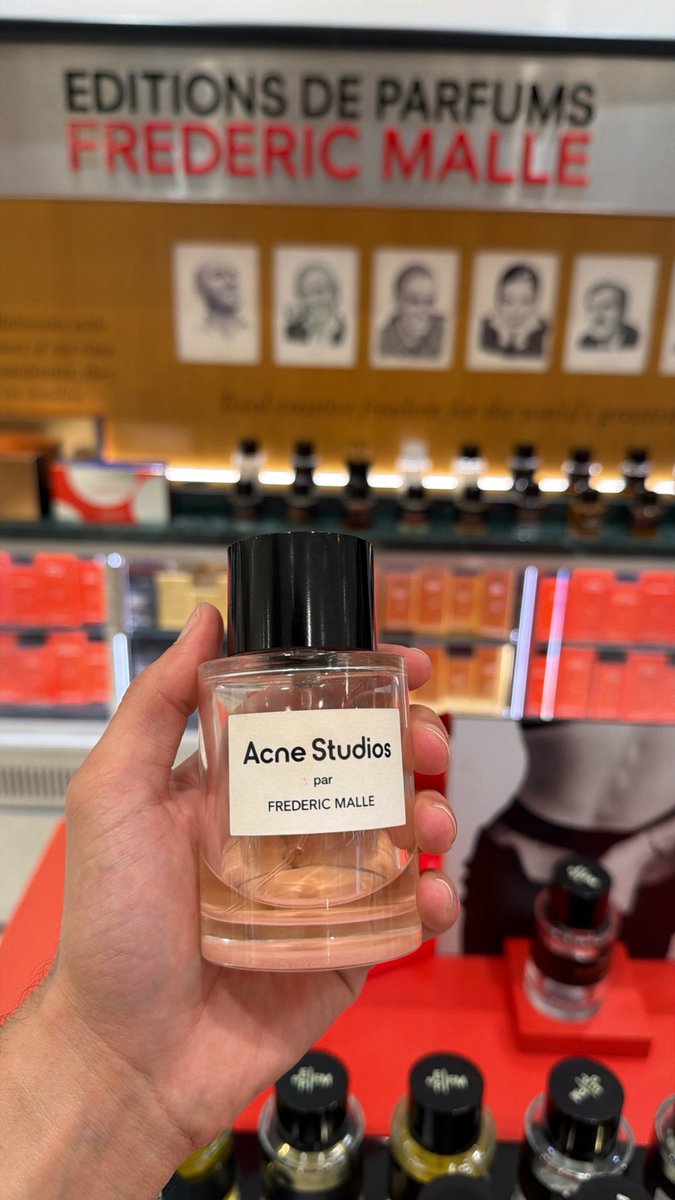 Acne Studios x Frederic Malle ✨

ريحة نظافة فاخرة تشبه لوبيات الفنادق الراقية…
بارد، أنيق، وهادي بطريقة تلفت بدون أي مبالغة.

من العطور اللي تعطيك حضور نظيف وفخم،
وكل اللي حولك يسأل: وش العطر؟ 
وزيارة اليوم للردسي كانت مع اخوي وصديقي <a href="/eslamseddeq9/">eslam</a> 
#رابطة_عشاق_العطور