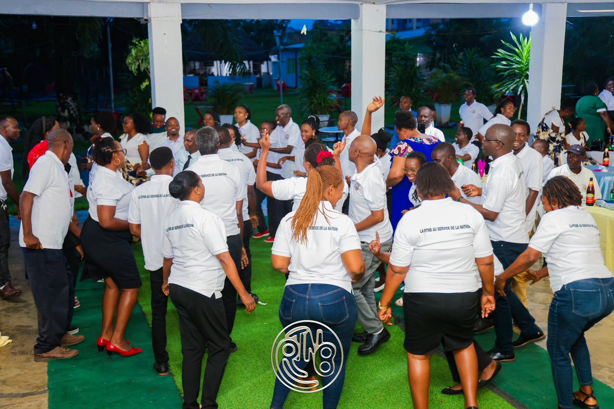 RTNBurundi's tweet image. 🎉 #RTNB : Le 1er mai 2026 a été célébré dans une atmosphère chaleureuse et festive au sein de la Radio-Télévision Nationale du #Burundi. Les travailleurs de ce médium public ont partagé des moments de convivialité et de fraternité autour d’activités festives, marquant ainsi leur