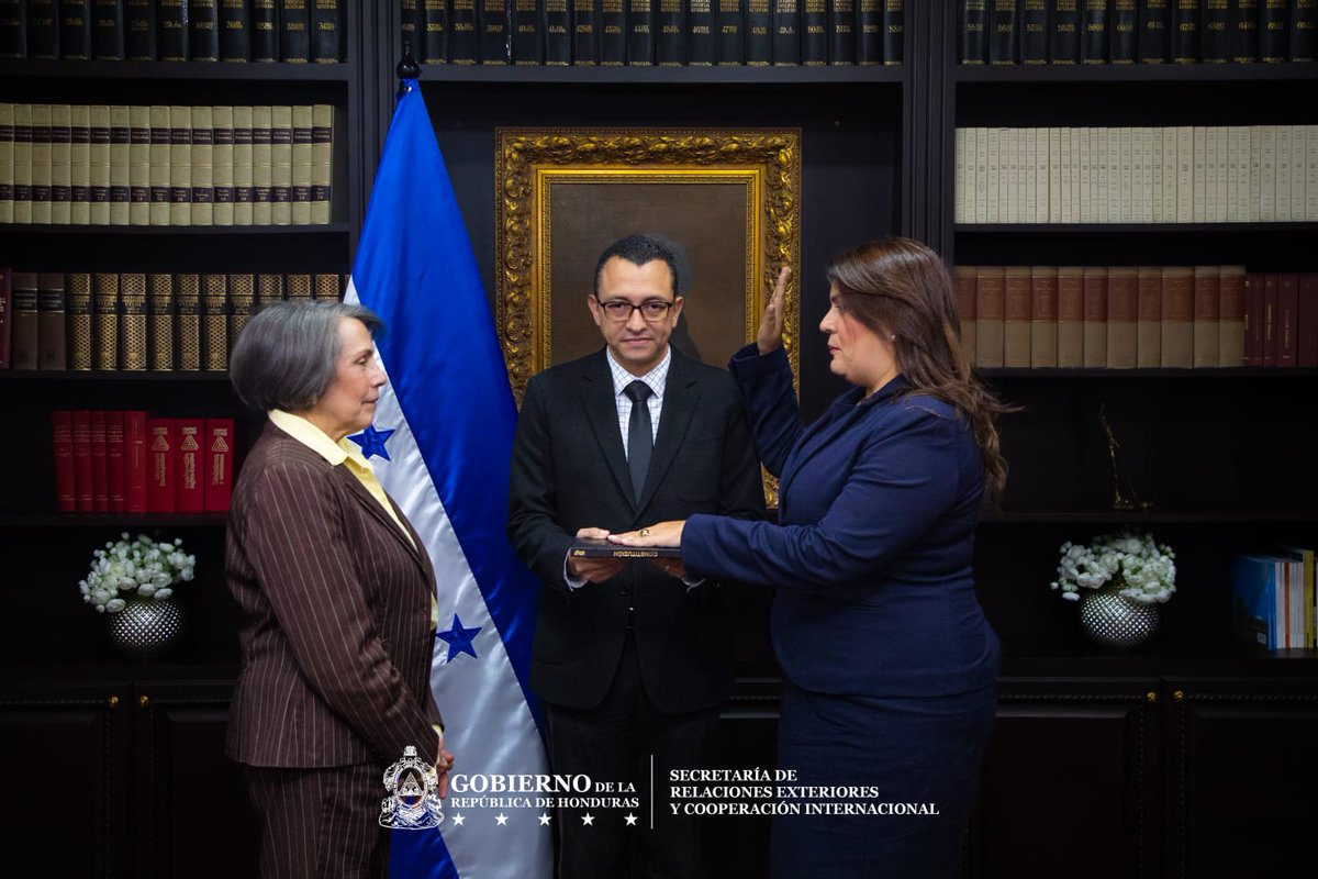 CancilleriaHN's tweet photo. ✍️ 𝗖𝗮𝗻𝗰𝗶𝗹𝗹𝗲𝗿 𝗔𝗴ü𝗲𝗿𝗼 𝗷𝘂𝗿𝗮𝗺𝗲𝗻𝘁𝗮 𝗮 𝗻𝘂𝗲𝘃𝗮𝘀 𝗘𝗺𝗯𝗮𝗷𝗮𝗱𝗼𝗿𝗮𝘀 𝗱𝗲 𝗛𝗼𝗻𝗱𝘂𝗿𝗮𝘀 𝗲𝗻 𝗲𝗹 𝗲𝘅𝘁𝗲𝗿𝗶𝗼𝗿 🌎 

🇭🇳🇦🇷La Secretaria de Relaciones Exteriores y Cooperación Internacional, 𝐌𝐢𝐫𝐞𝐲𝐚 𝐀𝐠ü𝐞𝐫𝐨, 𝐣𝐮𝐫𝐚𝐦𝐞𝐧𝐭ó 𝐚 𝐥𝐚 𝐧𝐮𝐞𝐯𝐚 𝐄𝐦𝐛𝐚𝐣𝐚𝐝𝐨𝐫𝐚 𝐄𝐱𝐭𝐫𝐚𝐨𝐫𝐝𝐢𝐧𝐚𝐫𝐢𝐚 𝐲 𝐏𝐥𝐞𝐧𝐢𝐩𝐨𝐭𝐞𝐧𝐜𝐢𝐚𝐫𝐢𝐚 𝐝𝐞 𝐇𝐨𝐧𝐝𝐮𝐫𝐚𝐬 𝐚𝐧𝐭𝐞 𝐥𝐚 𝐑𝐞𝐩ú𝐛𝐥𝐢𝐜𝐚 𝐀𝐫𝐠𝐞𝐧𝐭𝐢𝐧𝐚, 𝐑𝐨𝐬𝐚𝐫𝐢𝐨 𝐂𝐚𝐬𝐭𝐢𝐥𝐥𝐨 𝐆𝐚𝐥𝐨.

Las relaciones entre Honduras y Argentina se basan en una amistad histórica fortalecida por la cooperación técnica, política y comercial, con un enfoque en la agroindustria y la integración regional. 

🇭🇳🇧🇪Asimismo, la  𝗖𝗮𝗻𝗰𝗶𝗹𝗹𝗲𝗿 𝗠𝗶𝗿𝗲𝘆𝗮 𝗔𝗴ü𝗲𝗿𝗼, 𝗷𝘂𝗿𝗮𝗺𝗲𝗻𝘁ó 𝗮 𝗠𝗮𝗿í𝗮 𝗗𝗼𝗹𝗼𝗿𝗲𝘀 𝗔𝗴ü𝗲𝗿𝗼, 𝗰𝗼𝗺𝗼 𝗻𝘂𝗲𝘃𝗮 𝗘𝗺𝗯𝗮𝗷𝗮𝗱𝗼𝗿𝗮 𝗱𝗲 𝗛𝗼𝗻𝗱𝘂𝗿𝗮𝘀 𝗮𝗻𝘁𝗲 𝗲𝗹 𝗥𝗲𝗶𝗻𝗼 𝗱𝗲 𝗕é𝗹𝗴𝗶𝗰𝗮.

Agüero Lara, es Embajadora de carrera quien asume con responsabilidad y compromiso para fortalecer la relación bilateral, incrementar el comercio, inversión, con el fin de identificar áreas de interés común.  

Con estas juramentaciones Honduras fortalece aún más sus lazos de amistad y cooperación con ambas naciones.