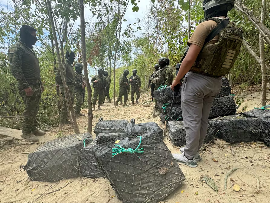 Ecuador: decomisan 4,5 toneladas de droga en Manabí, golpeando economía criminal de la Banda Los Lobos.

Fuente: El Universo.

Las Fuerzas Armadas, con apoyo de cooperación internacional, lograron el decomiso de 4,5 toneladas de droga en la provincia de Manabí este jueves, 30 de