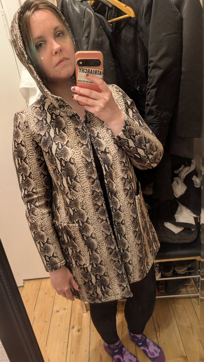 Lux_Veritates's tweet photo. Thrifted the perfect hooded coat second hand for #victorgideon #re9 #cosplay
Added some white paint and weathering for a more closer look to the original and I liked it so far! 🐍
Can't wait to finally wear him for #dokomi https://t.co/Wwq9LBN0Ed