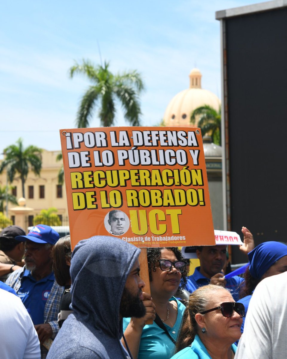 ListinDiario's tweet photo. Trabajadores marchan hasta el Palacio Nacional en reclamo de salarios, cesantía y alto costo de vida

🔗https://t.co/rArWmdU0c7

#ListínDiario https://t.co/LfFmTiYGKs