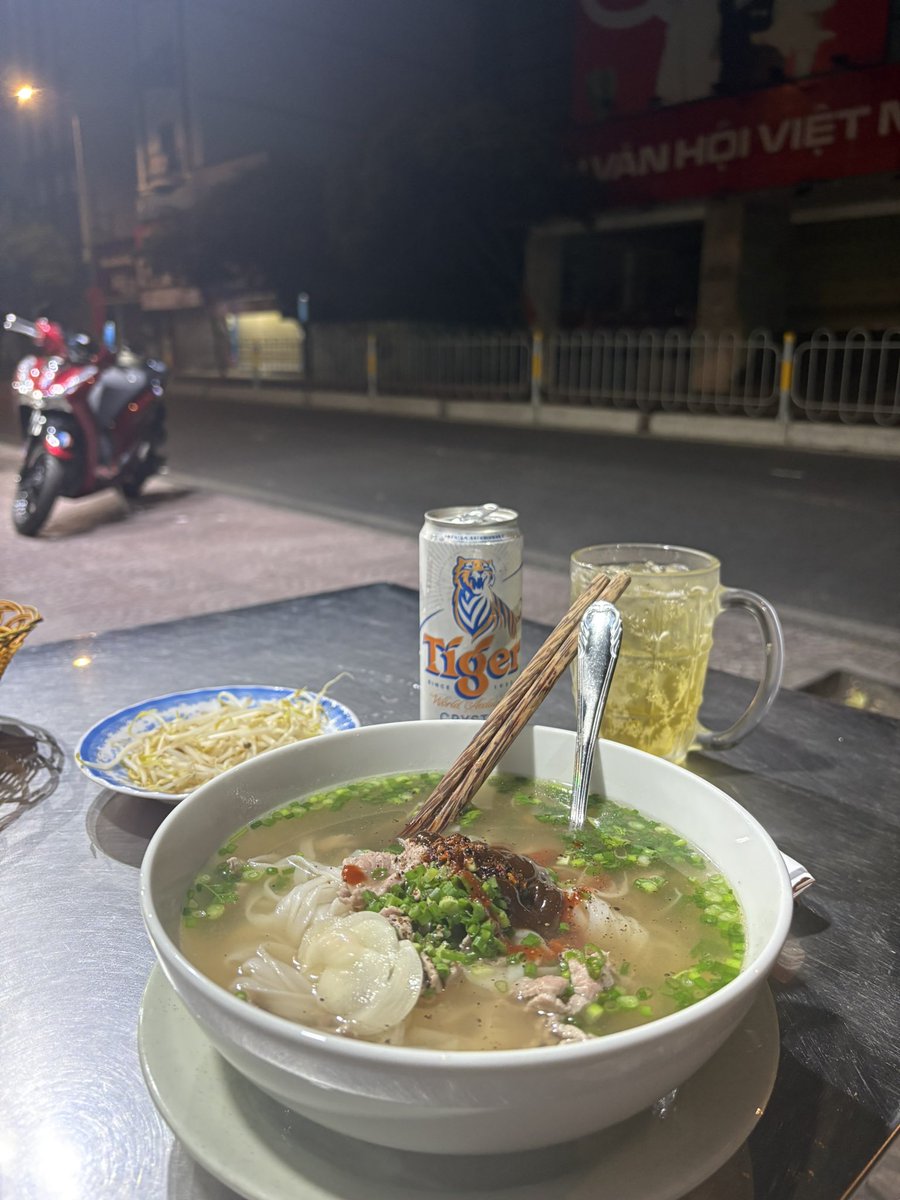 CassiusMorris's tweet image. First meal back in Ho Chi Minh City…

$3 USD (80K Dong)

Can you guess where it’s from? 🍜  #pho #vietnam #hochiminh