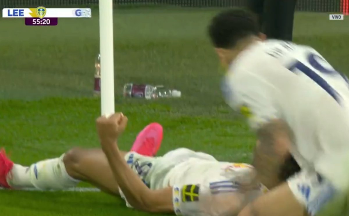 CUPID_FC's tweet photo. CALVERT-LEWIN ADDS A THIRD! LEEDS ARE RAMPANT!! ⚪️🏴
Leeds United 3-0 Burnley | #LEEBUR #CalvertLewin #LUFC https://t.co/1pVb1uIIHe