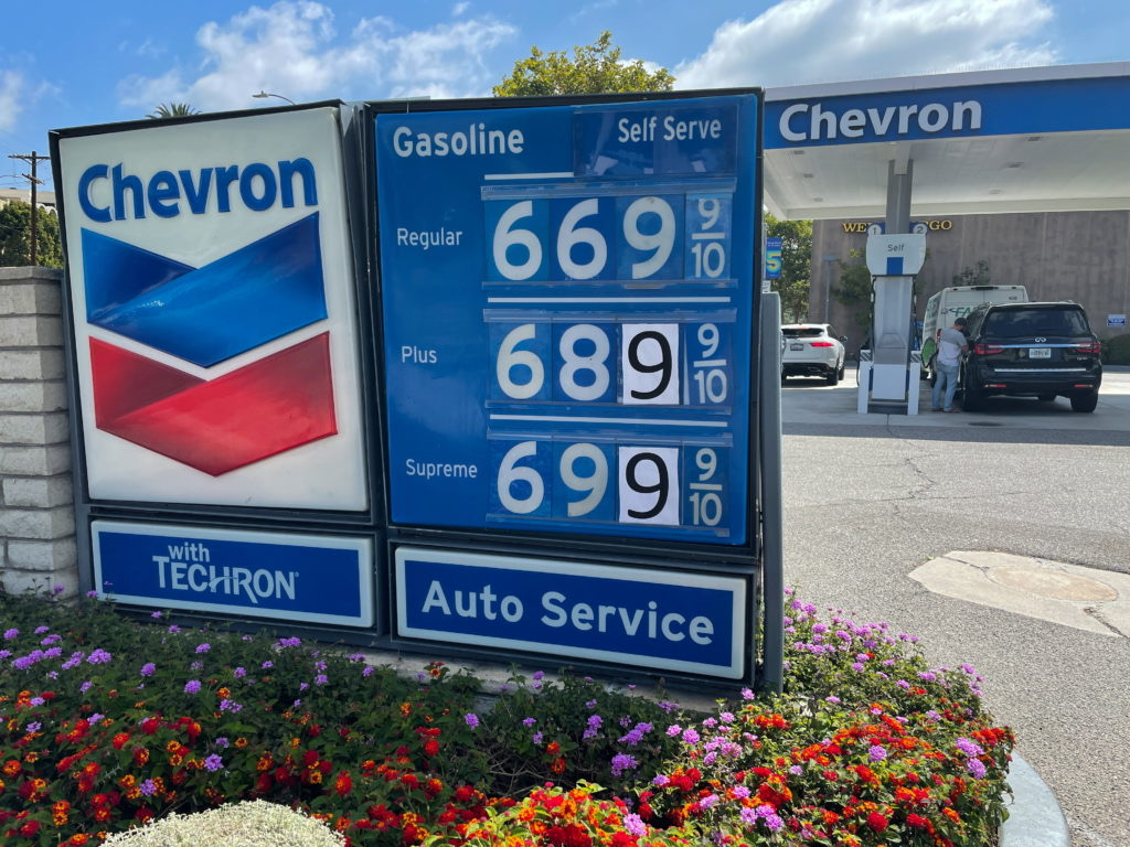 GovPressOffice's tweet image. 🚨 Trump’s Iran war has driven U.S. gas prices up 44% to a four-year high.

61 days in, the Strait of Hormuz remains effectively closed, oil keeps climbing, and families have already paid over $29 BILLION MORE at the pump nationwide. 

Every more expensive fill-up, grocery run,