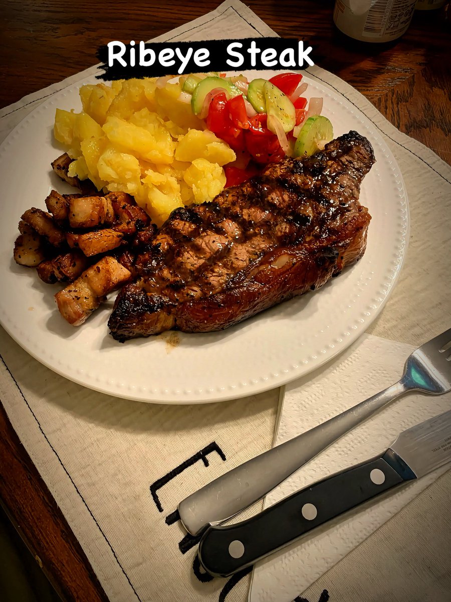 SaveMartInc's tweet image. Juicy grilled steak with mashed potatoes and fresh veggies!
What’s your favorite steak side?
#Foodie #GrilledSteak #SteakDinner #Yummy #ComfortFood