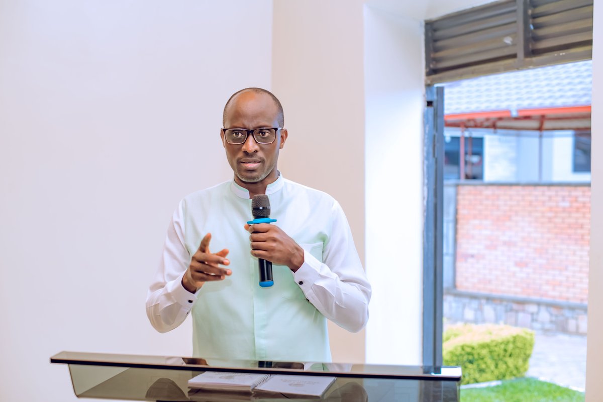 NyagatareDistr's tweet photo. Uyu munsi hirya no hino mu Mirenge igize Akarere hizihirijwe Umunsi Mpuzamahanga w’Umurimo ku nsanganyamatsiko igira iti "Gufatanya mu guteza imbere ubumenyi, kongera ihangwa ry’ imirimo, no guteza imbere ubudahangarwa bw’ubukungu bw’imbere mu gihugu." ku rwego rw'Akarere ibirori byizihirijwe mu Murenge wa Rwimiyaga.

Abakozi bashimiwe ubwitange n’umurava bagaragaza mu kazi umunsi ku munsi bituma Akarere ka Nyagatare kesa imihigo ku kigero cyiza kandi basabwe kurangwa  n'imyitwarire mbonezamirimo ikwiye, gutanga serivisi nziza hagamijwe  kongera umusaro no gukorera hamwe.