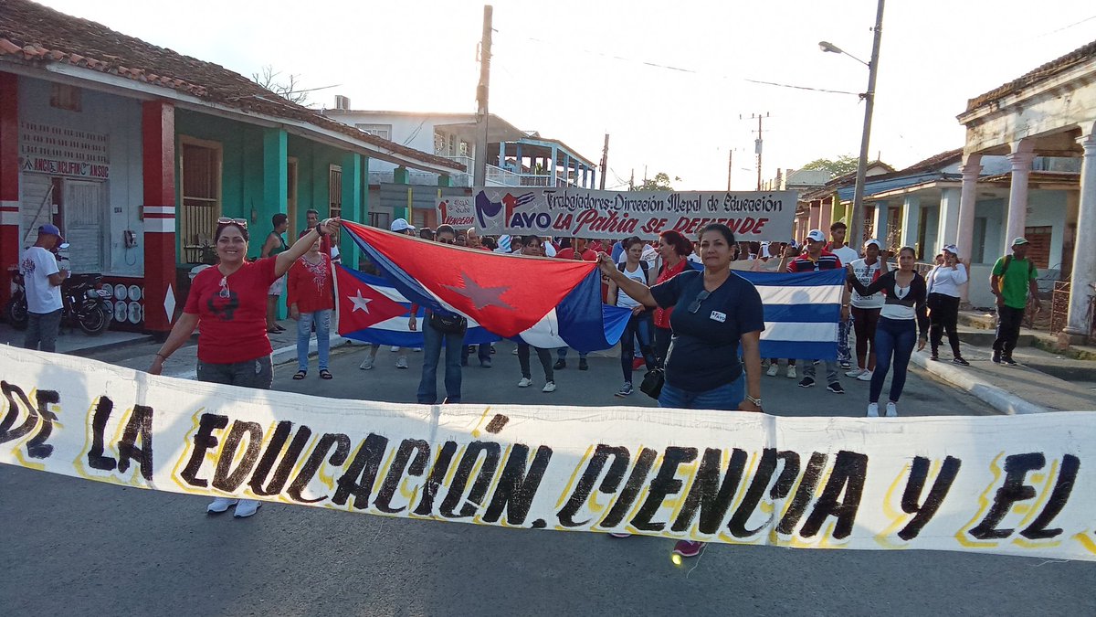 Los educadores guaneros  en multitudinario desfile por la paz porque #LaPatriaSeDefiende #PinardelRío #CubaMined