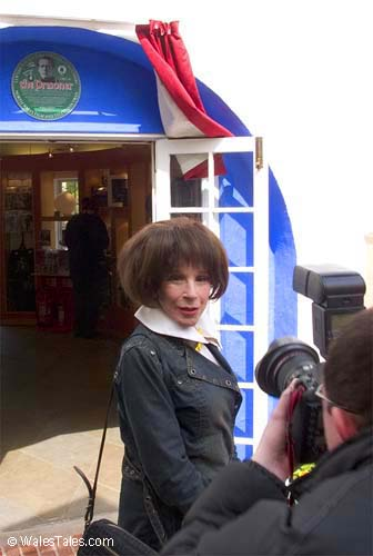 RodneyMarshall1's tweet photo. Fenella Fielding unveils a Prisoner plaque at Portmeirion on her first ever visit, in 2005, almost forty years after recording the iconic Village Voice. She even got to taste one of 'her' ice creams: "the Flavour of the Day is Strawberry." https://t.co/q5OR9YQRhD
