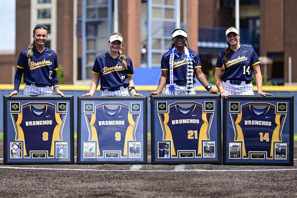 ucoathletics's tweet photo. Thank you, Seniors!

@UCOSoftball x #RollChos https://t.co/YMHVY1ifY8