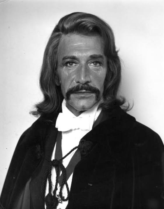 PulpLibrarian's tweet image. Peter Wyngarde in Bram Stoker's Dracula (1975)