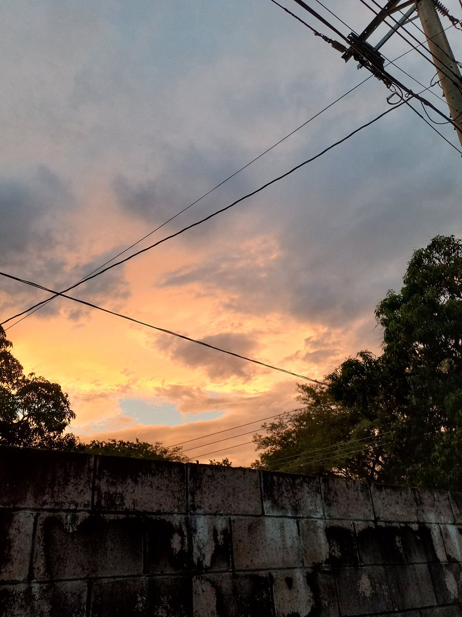 Im_suntoshi0910's tweet image. The photos I took of the sky look absolutely incredible.  

It's a shame I can't put them all in one post 

Como extra que chido se ve en inglés,  como propuesta que me estimo tener,  tomaré clases. 

#photo #sky