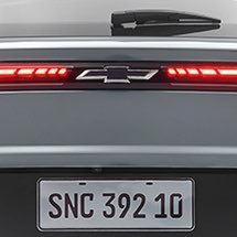 Pra fechar esse visual marcante, um detalhe que eu particularmente acho LINDO.

Esse símbolo da Chevrolet na cor preta no carro fica ABSURDO!! Sou fã desse detalhe!

Senhoras e senhores, o novo Chevrolet Sonic!