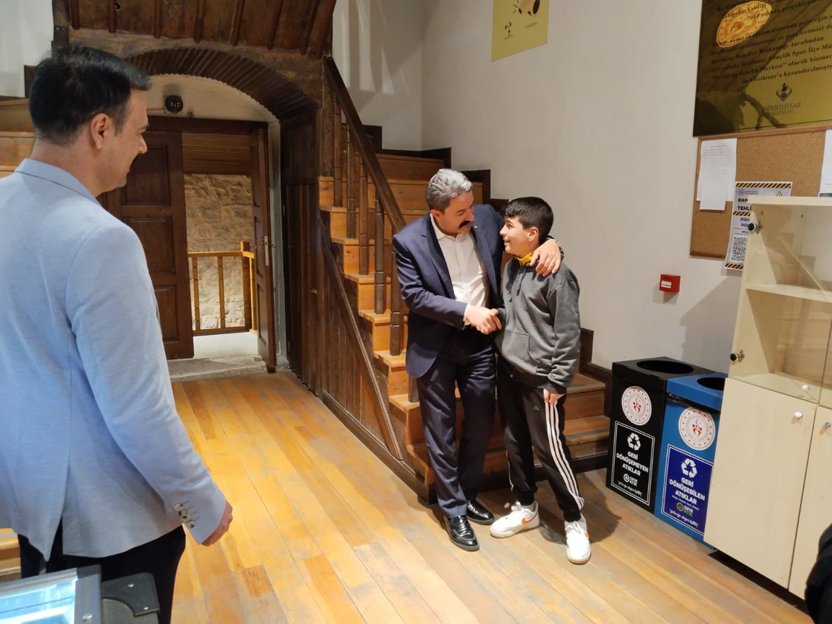 GSB_Eskisehir's tweet photo. 📍Sivrihisar’da güzel buluşma🤝

İl Müdürümüz Hasan Kalın, Gençlik Merkezimizi ziyaret ederek öğrencilerimizle bir araya geldi.
Gençlerimizin görüşlerini dinledi,sohbet etti ve her zaman yanlarında olduklarını vurguladı.

Birlikte daha güçlü yarınlara!💪

@oa_bak @gencliksporbak https://t.co/sLjZkepsfO