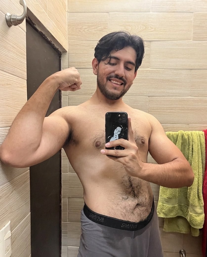 AdavAugusto's tweet photo. Hoy se cumple un año desde que empecé con mi #vidafit, por así decirlo, y me da tanto gusto ver hacia atrás, para notar todos mis cambios físicos. De las sensaciones mas lindas ❤️
#gym #men #gay #hairymuscle #gdl https://t.co/EGFamTd9ng