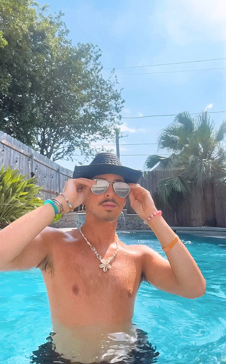 hotfagg's tweet photo. poolside https://t.co/kbK4L7PUh7