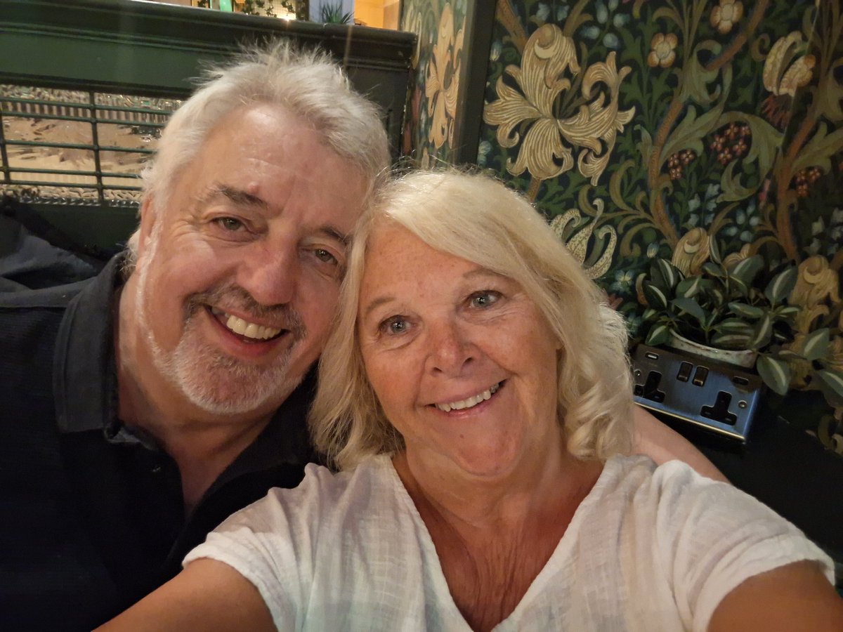 coombes_angie's tweet photo. Cheers π» π₯πΎ #FizzFriday with @Tony_Ginger https://t.co/VKMBDtQswf