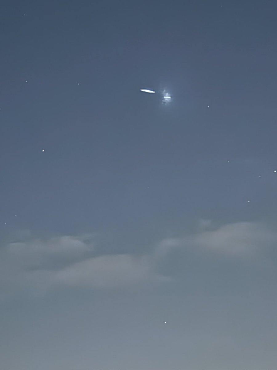 Freedom41020's tweet image. Just seen over Spain. Anyone know what this could be? Looks like 2 craft. #ufo #spain