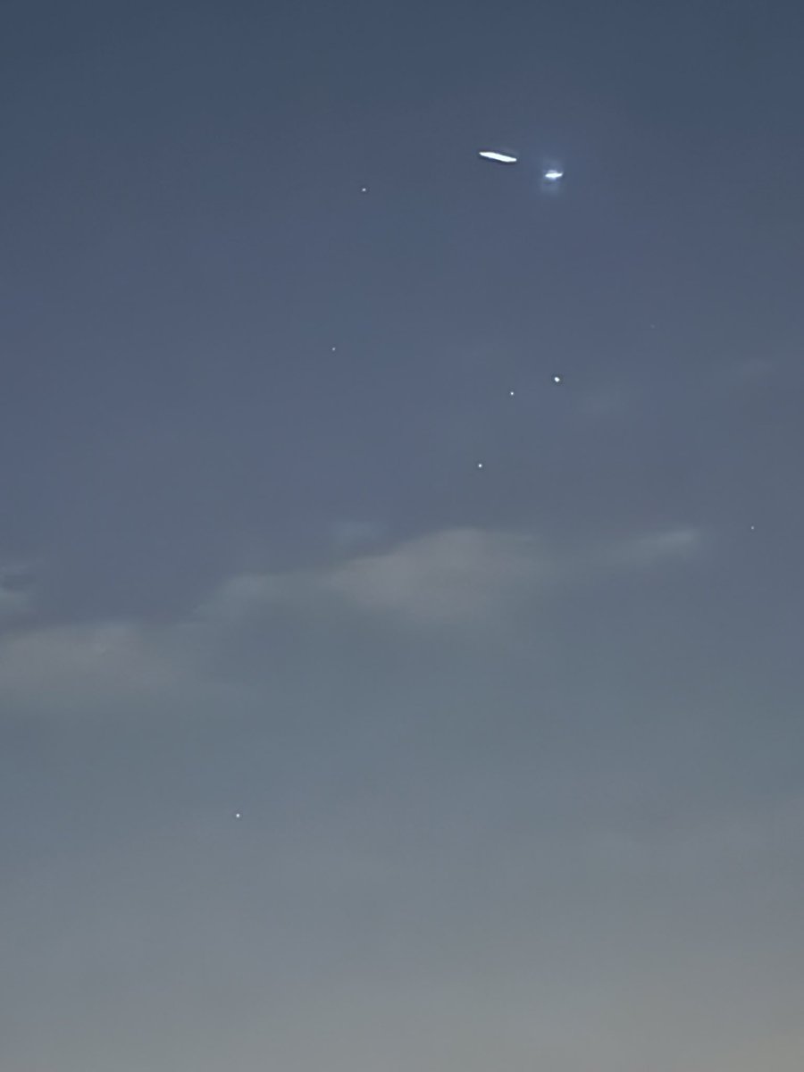 Freedom41020's tweet image. Just seen over Spain. Anyone know what this could be? Looks like 2 craft. #ufo #spain