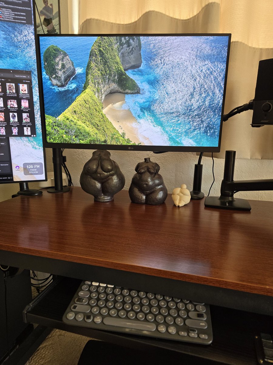 Big, medium, and small.

Happily displaying <a href="/ukiyadayo/">うきや</a>'s beautiful sculptures on my desk. Looking at them inspires me to draw more Venus-like figures ♥️