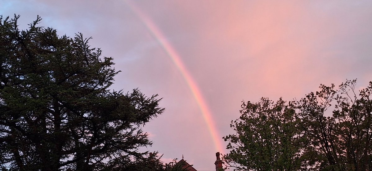 coombes_angie's tweet image. Lovely #rainbow at 8.40 tonight on the way to the pub.
Never seen 🌈 at that time of night before