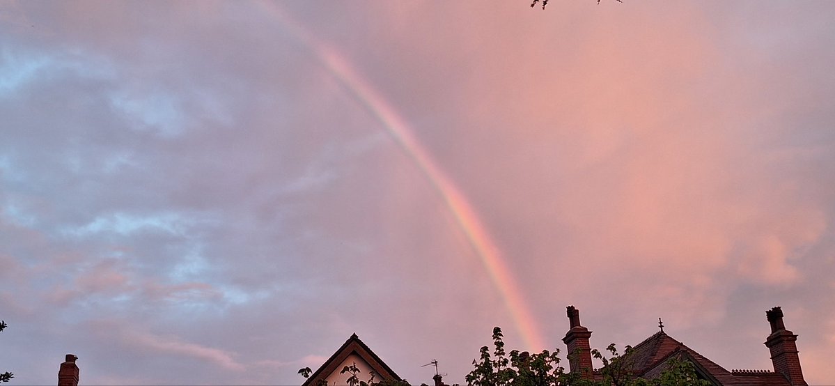 coombes_angie's tweet image. Lovely #rainbow at 8.40 tonight on the way to the pub.
Never seen 🌈 at that time of night before