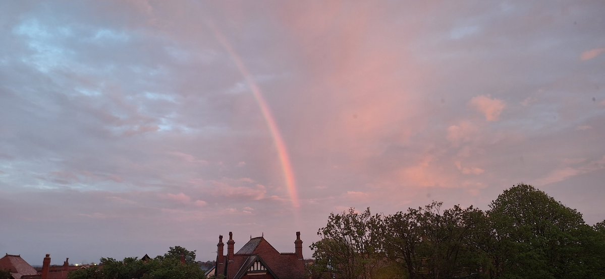 coombes_angie's tweet image. Lovely #rainbow at 8.40 tonight on the way to the pub.
Never seen 🌈 at that time of night before