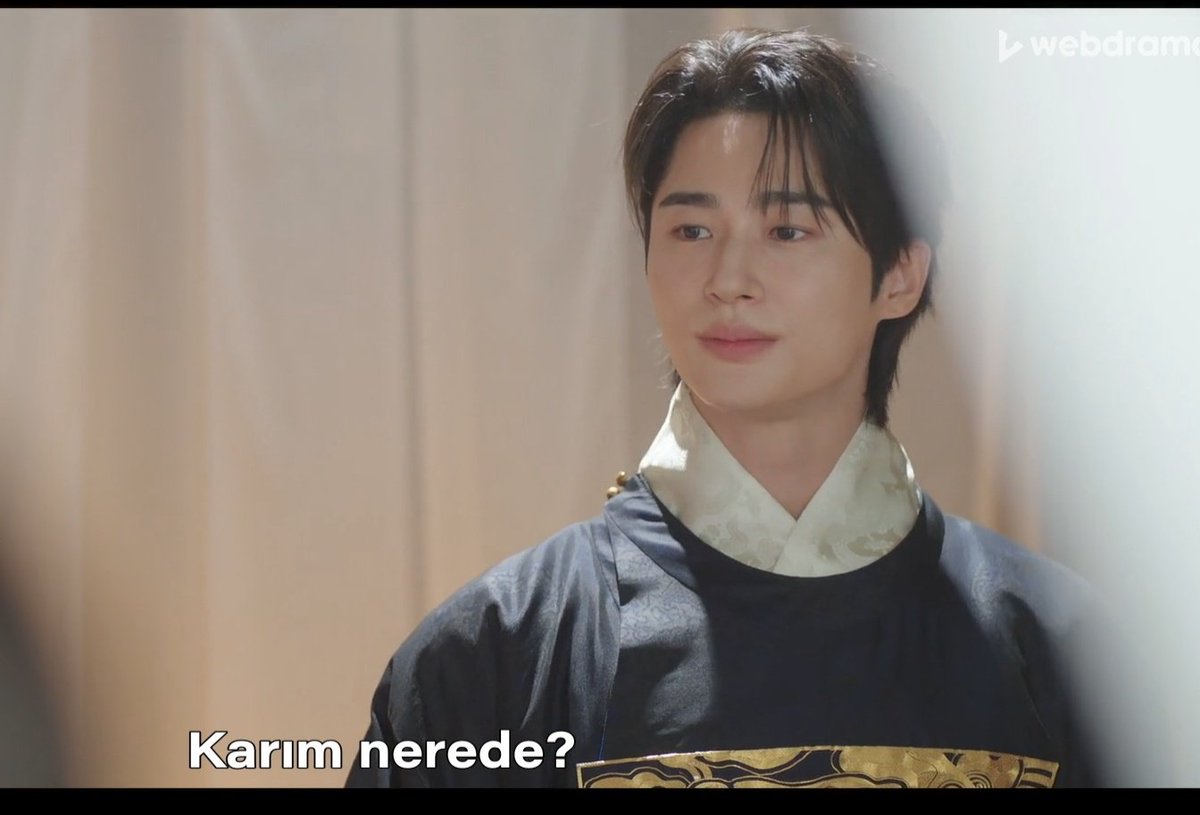 ne öpücükmüş ya koskoca prens her yerde herkese aşkını haykırıp durdu, bayılıyorum böyle kör kütük aşık karakterlere izlemesi çok zevkli #perfectcrown