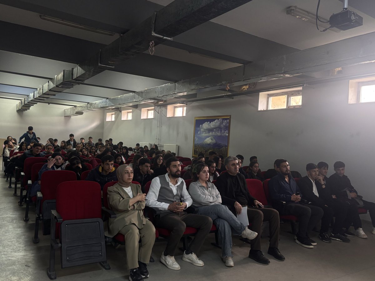 Reeal_04's tweet photo. Liselerde Bilim Uygulamaları kapsamında öğrencilerimiz tarafından hazırlanan “Yoksulluk” sunumu büyük beğeni topladı. Okul müdürümüz Murat Aydın sunumu başarılı bulduğunu ifade ederek öğretmen ve öğrencilerimizi tebrik etti. Emeği geçen herkese teşekkür ederiz. 🎓@dogubayazitmem https://t.co/DKgQRao3V7