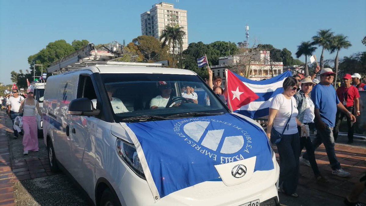 NatachaML1's tweet image. Los trabajadores de #Etecsa #Camaguey apoyando a la revolución #LaPatriaSeDefiende   #CubaEstáFirme #CubaVencerá