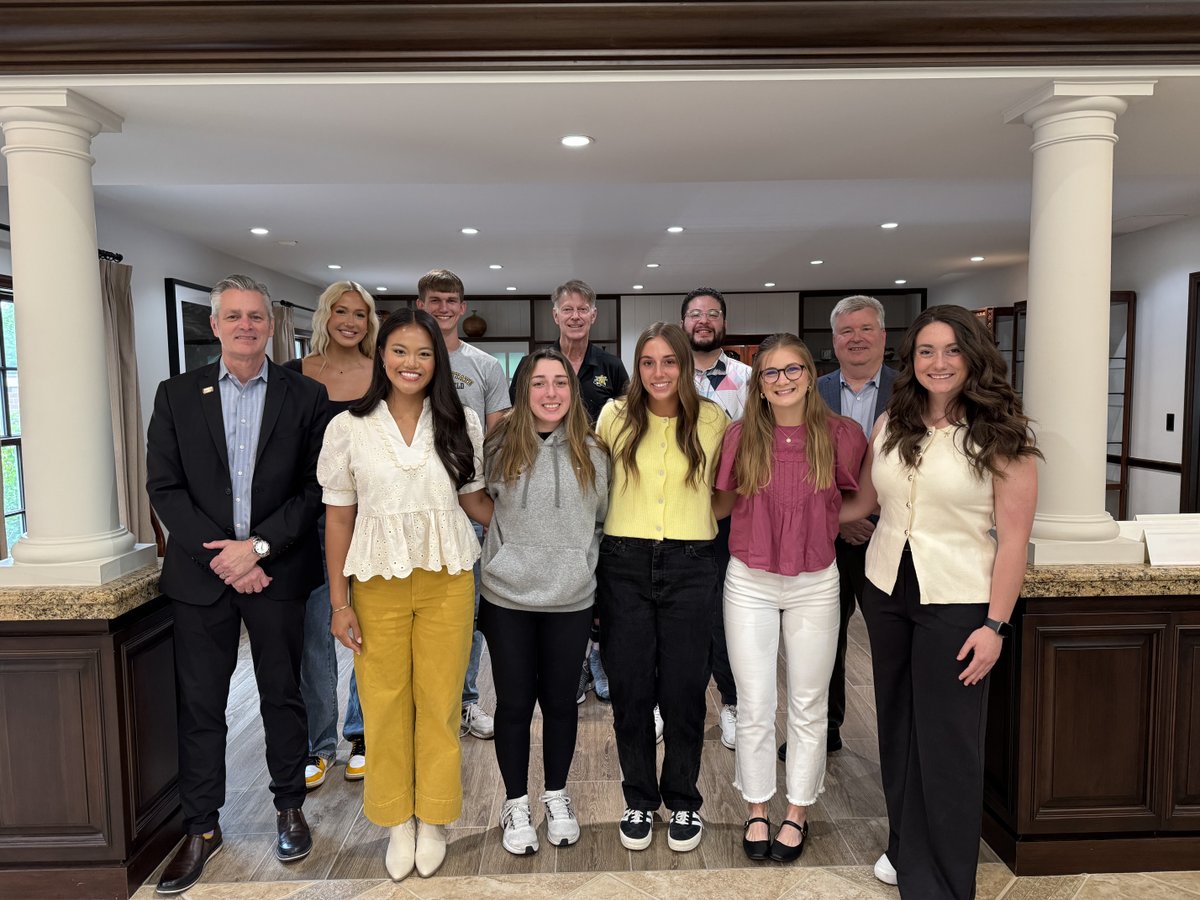 PresidentWSU's tweet photo. This week I had the opportunity to share lunch with student leaders from LAS, the Student Athlete Advisory Committee and ROTC. I am proud of the time and responsibility these students commit to leadership while also supporting their campus community. https://t.co/77kD3LrdPf