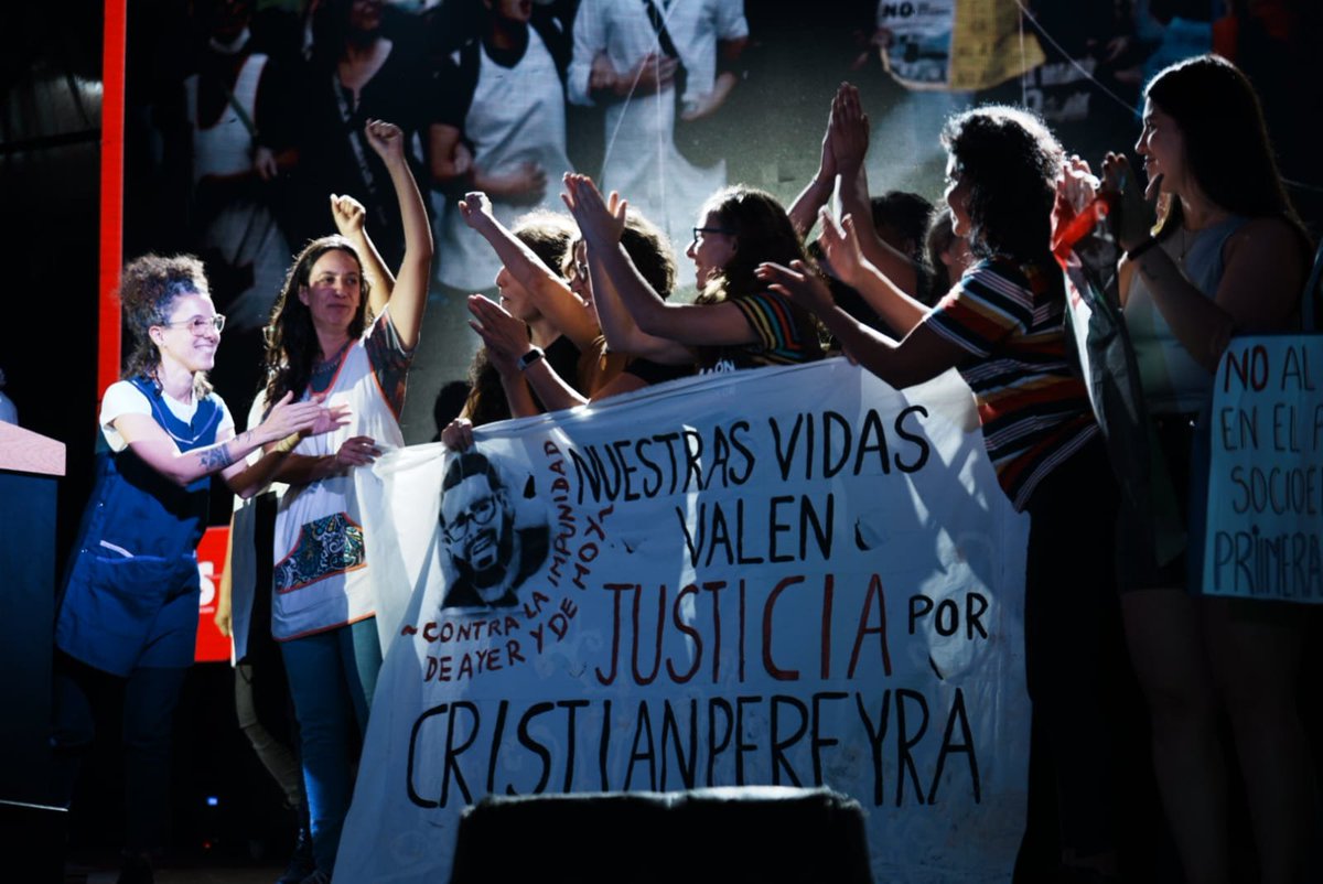 PTSarg's tweet photo. #1deMAYO | ACTO INTERNACIONALISTA 🌎🚩
✊🏼 Docentes de toda la provincia dicen PRESENTE. 

💬 "Vemos el hambre de las familias, la precarización laboral, la situación de las familias es crítica. Nosotros trabajamos triple cargo y no llegamos a fin de mes. Pero tenemos una fuerza enorme y podemos organizar comunitariamente la resistencia al ajuste. Nuestro ejemplo son las maestras de Minneapolis"

@LauChampeau es docente, delegada de Suteba Ensenada por la lista Marrón, candidata a Secretaria General.