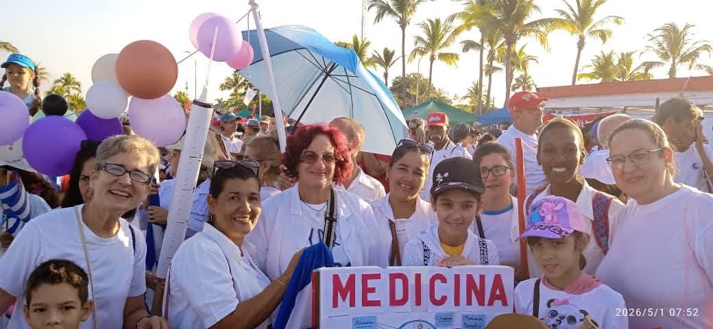 dirpgucmcfg's tweet photo. Con orgullo, conciencia y mucha fuerza, la Universidad de Ciencias Médicas de Cienfuegos dijo presente en el !Desfile por el 1ro de Mayo! Se lo  llevaron todo !!!!!,así  nos decían desde la tribuna, enhorabuena. https://t.co/m3JVkRyqQ9
